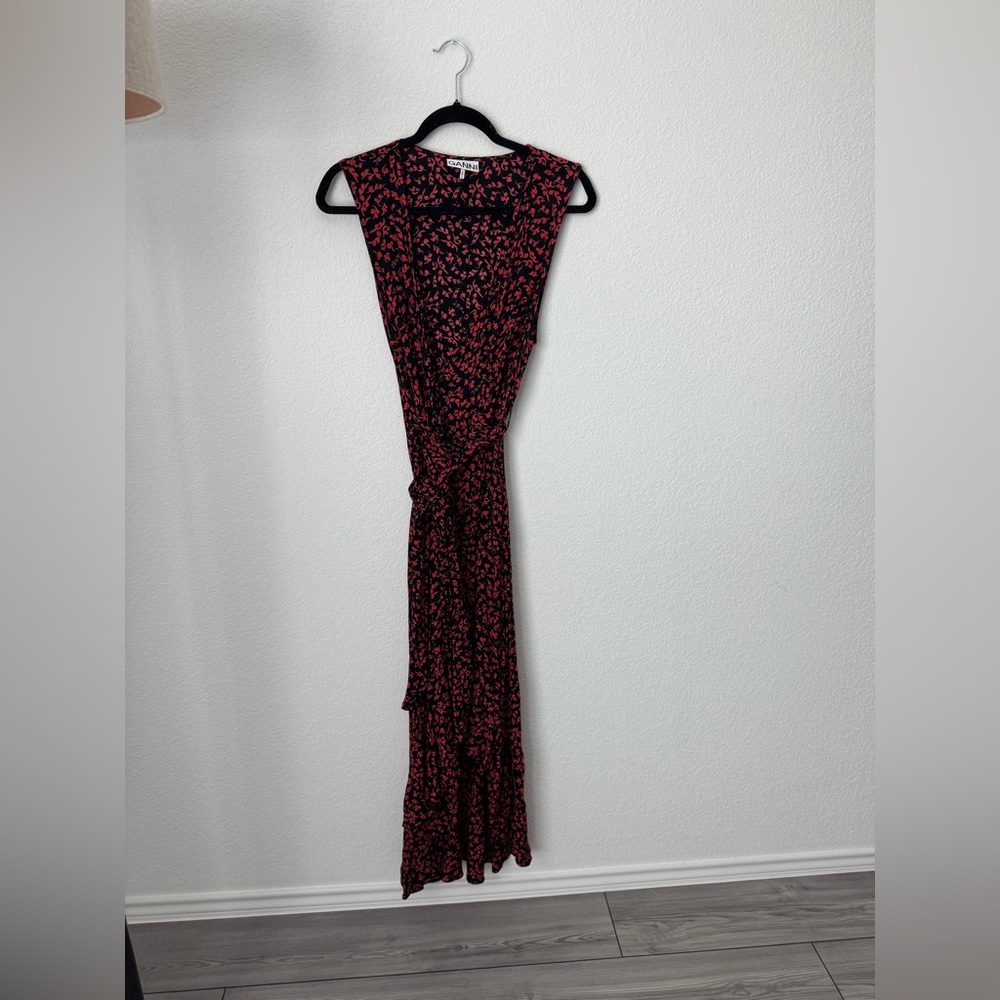 GANNI - PRINTED CREPE SLEEVELESS MIDI WRAP DRESS WITH BELT - Picture 3 of 11